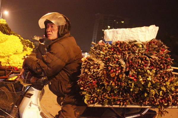 Đ&ecirc;m rực rỡ ở chợ hoa H&agrave; Nội